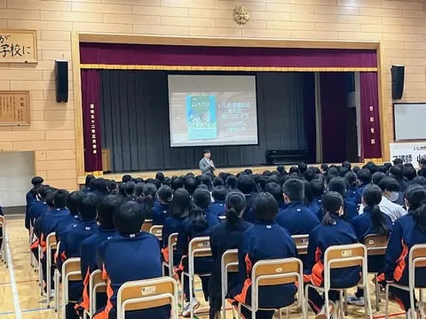 学校の体育館で、全校生徒を前に行ういじめ防止の講演