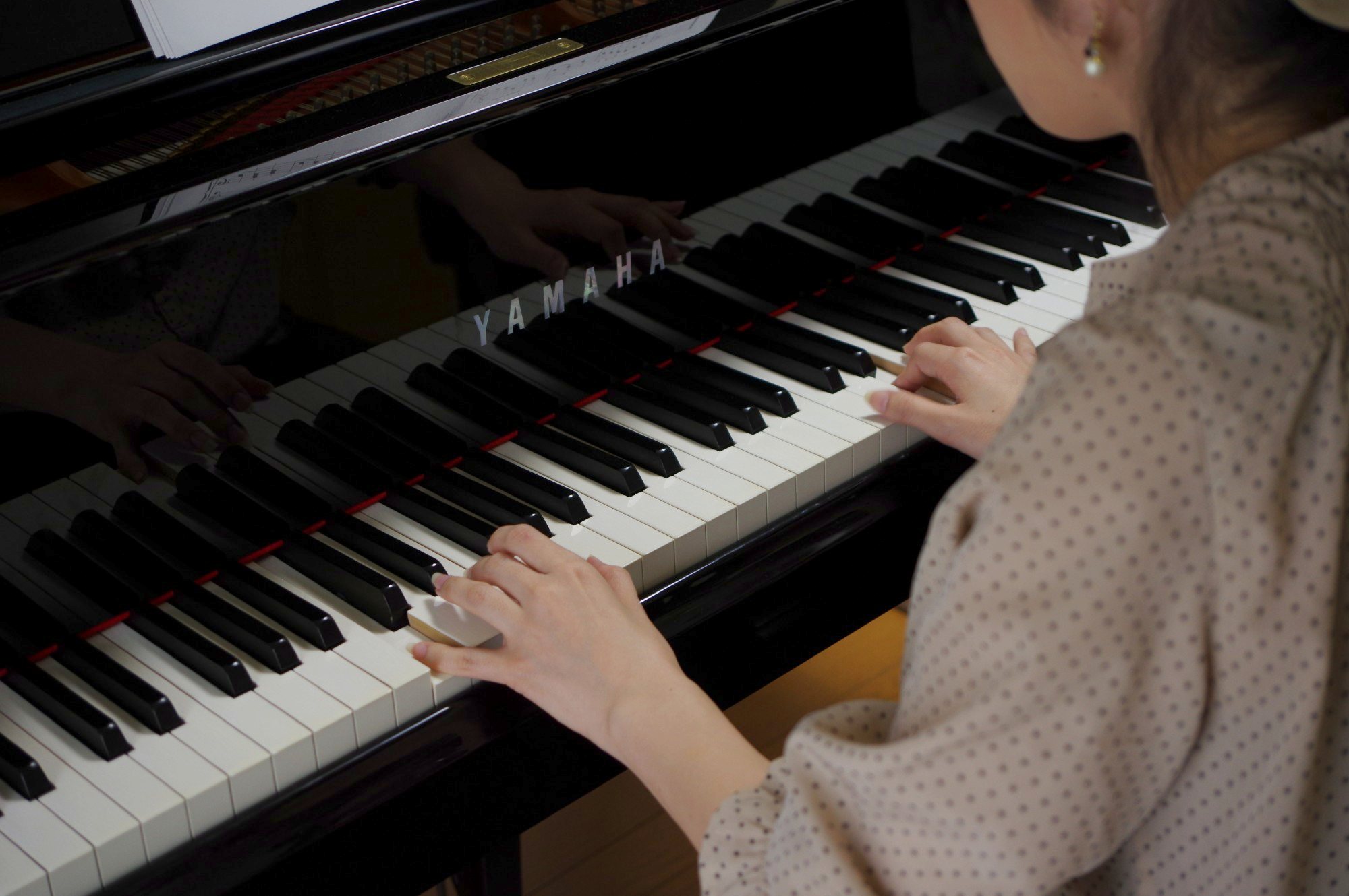 音楽サロンScaleに常設のグランドピアノ YAMAHA C3を弾く手元