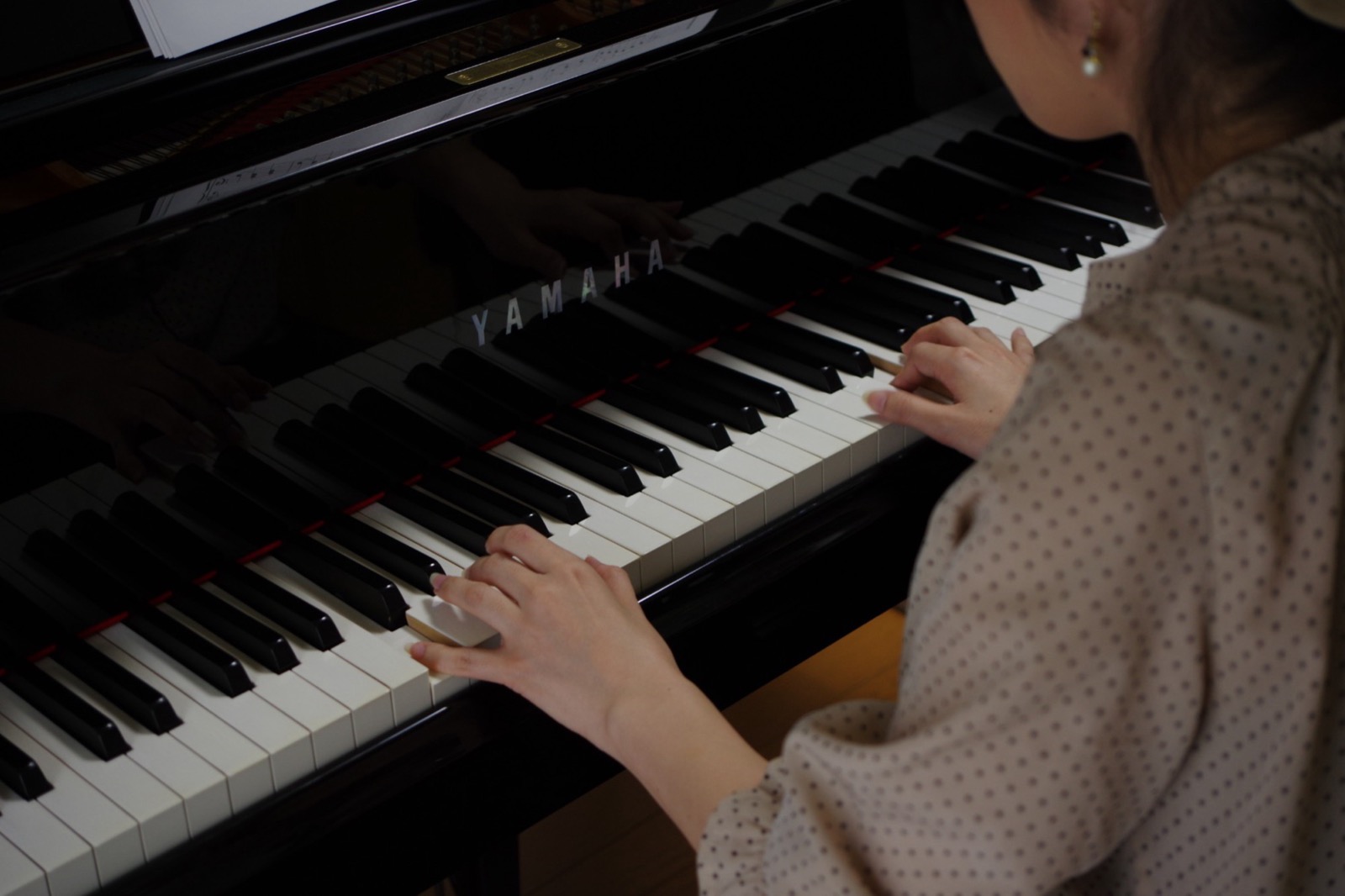 音楽サロンScaleに常設のグランドピアノ YAMAHA C3 を演奏している手元
